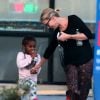 Exclusif - Charlize Theron se balade avec son fils Jackson dans les rues de Los Angeles, le 17 janvier 2017.. Le petit Jackson est encore habillé en fille, il porte des bottes fourrées rose, un sac à dos 'Reine des neiges' et est coiffé de longues tresses.