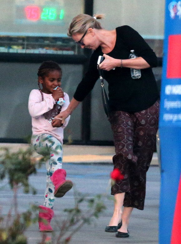 Exclusif - Charlize Theron se balade avec son fils Jackson dans les rues de Los Angeles, le 17 janvier 2017.. Le petit Jackson est encore habillé en fille, il porte des bottes fourrées rose, un sac à dos 'Reine des neiges' et est coiffé de longues tresses.