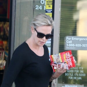 Exclusif - Charlize Theron se balade avec son fils Jackson dans les rues de Los Angeles, le 17 janvier 2017.. Le petit Jackson est encore habillé en fille, il porte des bottes fourrées rose, un sac à dos 'Reine des neiges' et est coiffé de longues tresses.