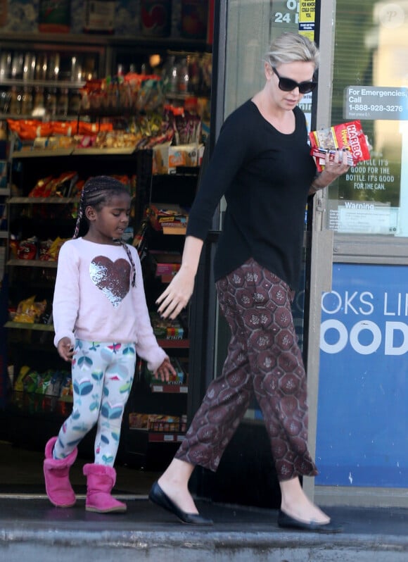 Exclusif - Charlize Theron se balade avec son fils Jackson dans les rues de Los Angeles, le 17 janvier 2017.. Le petit Jackson est encore habillé en fille, il porte des bottes fourrées rose, un sac à dos 'Reine des neiges' et est coiffé de longues tresses.