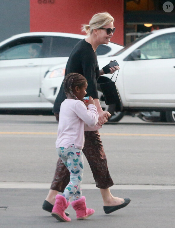 Exclusif - Charlize Theron se balade avec son fils Jackson dans les rues de Los Angeles, le 17 janvier 2017.. Le petit Jackson est encore habillé en fille, il porte des bottes fourrées rose, un sac à dos 'Reine des neiges' et est coiffé de longues tresses.