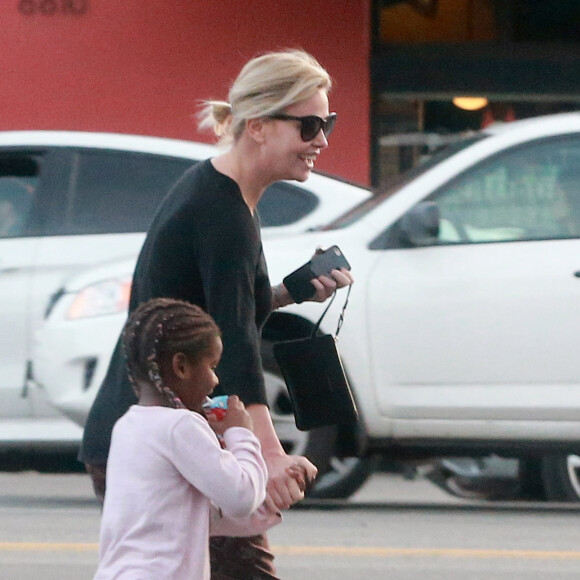 Exclusif - Charlize Theron se balade avec son fils Jackson dans les rues de Los Angeles, le 17 janvier 2017.. Le petit Jackson est encore habillé en fille, il porte des bottes fourrées rose, un sac à dos 'Reine des neiges' et est coiffé de longues tresses.