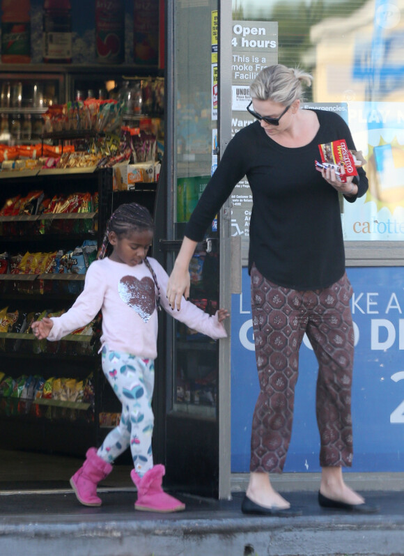 Exclusif - Charlize Theron se balade avec son fils Jackson dans les rues de Los Angeles, le 17 janvier 2017.. Le petit Jackson est encore habillé en fille, il porte des bottes fourrées rose, un sac à dos 'Reine des neiges' et est coiffé de longues tresses.
