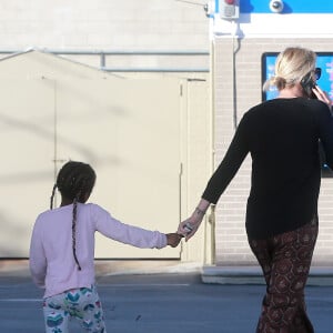 Exclusif - Charlize Theron se balade avec son fils Jackson dans les rues de Los Angeles, le 17 janvier 2017.. Le petit Jackson est encore habillé en fille, il porte des bottes fourrées rose, un sac à dos 'Reine des neiges' et est coiffé de longues tresses.