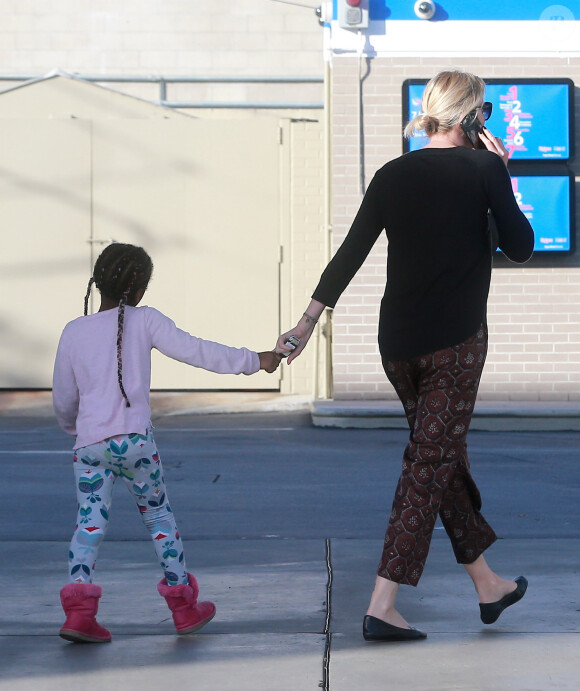 Exclusif - Charlize Theron se balade avec son fils Jackson dans les rues de Los Angeles, le 17 janvier 2017.. Le petit Jackson est encore habillé en fille, il porte des bottes fourrées rose, un sac à dos 'Reine des neiges' et est coiffé de longues tresses.