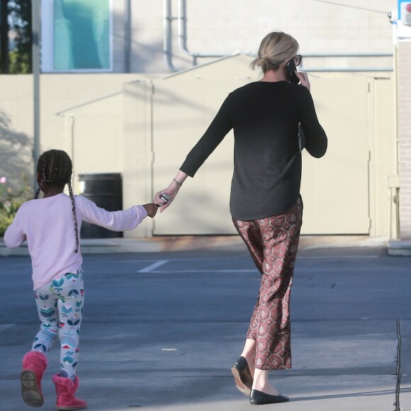 Exclusif - Charlize Theron se balade avec son fils Jackson dans les rues de Los Angeles, le 17 janvier 2017.. Le petit Jackson est encore habillé en fille, il porte des bottes fourrées rose, un sac à dos 'Reine des neiges' et est coiffé de longues tresses.