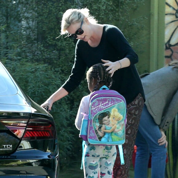 Exclusif - Charlize Theron se balade avec son fils Jackson dans les rues de Los Angeles, le 17 janvier 2017.. Le petit Jackson est encore habillé en fille, il porte des bottes fourrées rose, un sac à dos 'Reine des neiges' et est coiffé de longues tresses.