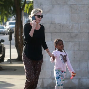 Exclusif - Charlize Theron se balade avec son fils Jackson dans les rues de Los Angeles, le 17 janvier 2017.. Le petit Jackson est encore habillé en fille, il porte des bottes fourrées rose, un sac à dos 'Reine des neiges' et est coiffé de longues tresses.