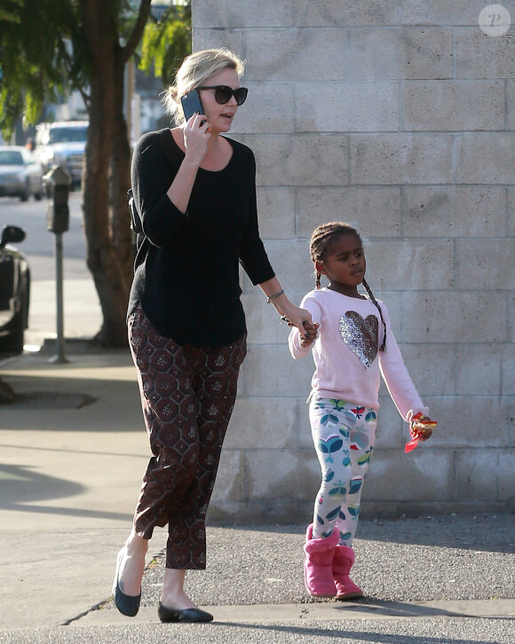Exclusif - Charlize Theron se balade avec son fils Jackson dans les rues de Los Angeles, le 17 janvier 2017.. Le petit Jackson est encore habillé en fille, il porte des bottes fourrées rose, un sac à dos 'Reine des neiges' et est coiffé de longues tresses.