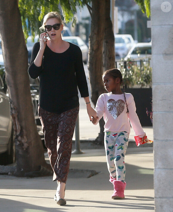 Exclusif - Charlize Theron se balade avec son fils Jackson dans les rues de Los Angeles, le 17 janvier 2017.. Le petit Jackson est encore habillé en fille, il porte des bottes fourrées rose, un sac à dos 'Reine des neiges' et est coiffé de longues tresses.