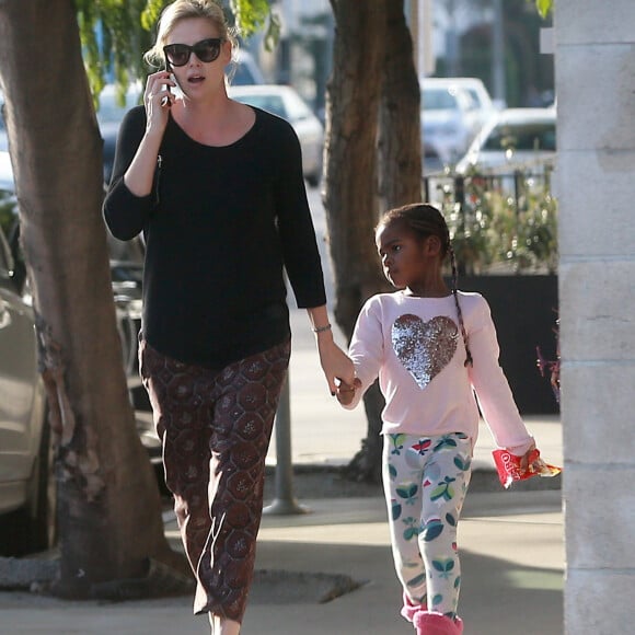 Exclusif - Charlize Theron se balade avec son fils Jackson dans les rues de Los Angeles, le 17 janvier 2017.. Le petit Jackson est encore habillé en fille, il porte des bottes fourrées rose, un sac à dos 'Reine des neiges' et est coiffé de longues tresses.