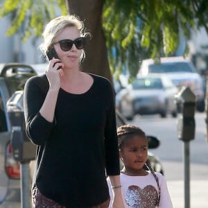 Exclusif - Charlize Theron se balade avec son fils Jackson dans les rues de Los Angeles, le 17 janvier 2017.. Le petit Jackson est encore habillé en fille, il porte des bottes fourrées rose, un sac à dos 'Reine des neiges' et est coiffé de longues tresses.