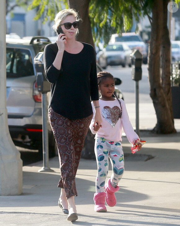 Exclusif - Charlize Theron se balade avec son fils Jackson dans les rues de Los Angeles, le 17 janvier 2017.. Le petit Jackson est encore habillé en fille, il porte des bottes fourrées rose, un sac à dos 'Reine des neiges' et est coiffé de longues tresses.