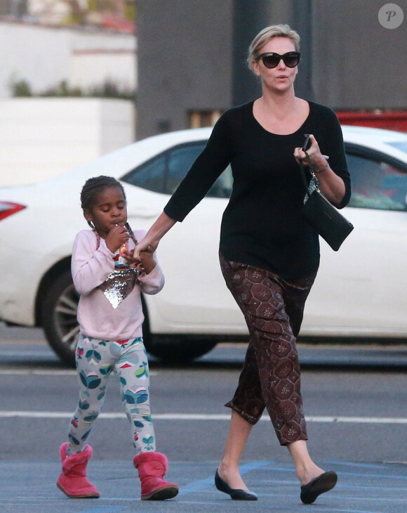 Exclusif - Charlize Theron se balade avec son fils Jackson dans les rues de Los Angeles, le 17 janvier 2017.. Le petit Jackson est encore habillé en fille, il porte des bottes fourrées rose, un sac à dos 'Reine des neiges' et est coiffé de longues tresses.