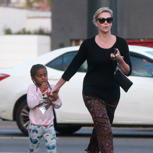 Exclusif - Charlize Theron se balade avec son fils Jackson dans les rues de Los Angeles, le 17 janvier 2017.. Le petit Jackson est encore habillé en fille, il porte des bottes fourrées rose, un sac à dos 'Reine des neiges' et est coiffé de longues tresses.