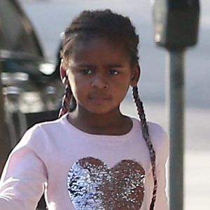 Exclusif - Charlize Theron se balade avec son fils Jackson dans les rues de Los Angeles, le 17 janvier 2017. Le petit Jackson est encore habillé en fille, il porte des bottes fourrées rose, un sac à dos 'Reine des neiges' et est coiffé de longues tresses.