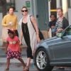 Exclusif - Charlize Theron emmène ses enfants Jackson et August à une fête d'anniversaire privée à West Hollywood. Jackson est habillé en fille, il porte un t-shirt rose, une jupe à froufrous et une casquette avec une fausse tresse de couleur orange. Le 19 novembre 2016