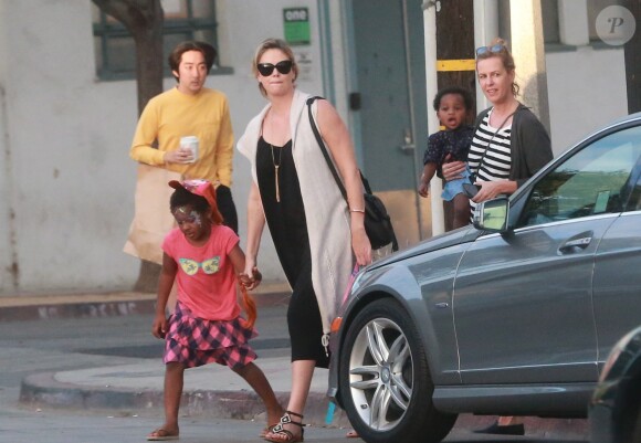 Exclusif - Charlize Theron emmène ses enfants Jackson et August à une fête d'anniversaire privée à West Hollywood. Jackson est habillé en fille, il porte un t-shirt rose, une jupe à froufrous et une casquette avec une fausse tresse de couleur orange. Le 19 novembre 2016