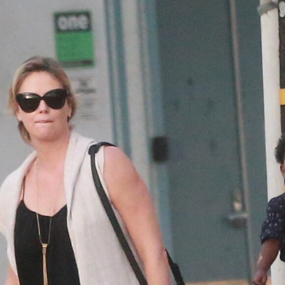 Exclusif - Charlize Theron emmène ses enfants Jackson et August à une fête d'anniversaire privée à West Hollywood. Jackson est habillé en fille, il porte un t-shirt rose, une jupe à froufrous et une casquette avec une fausse tresse de couleur orange. Le 19 novembre 2016