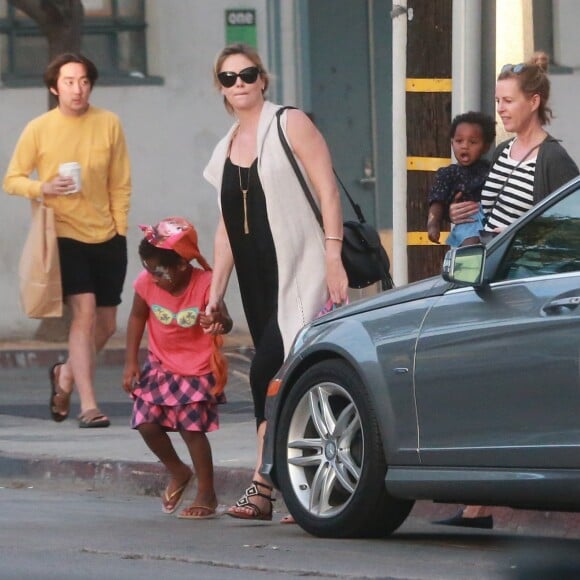 Exclusif - Charlize Theron emmène ses enfants Jackson et August à une fête d'anniversaire privée à West Hollywood. Jackson est habillé en fille, il porte un t-shirt rose, une jupe à froufrous et une casquette avec une fausse tresse de couleur orange. Le 19 novembre 2016