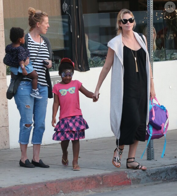 Exclusif - Prix spécial - Charlize Theron emmène ses enfants Jackson et August à une fête d'anniversaire privée à West Hollywood. Jackson est habillé en fille, il porte un t-shirt rose, une jupe à froufrous et une casquette avec une fausse tresse de couleur orange. Le 19 novembre 2016
