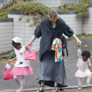 Charlize Theron emmène ses enfants Jackson et August Theron à une fête d'anniversaire privée à Beverly Hills. Le petit Jackson porte encore sa casquette préférée de la reine des neiges. Le 30 octobre 2016