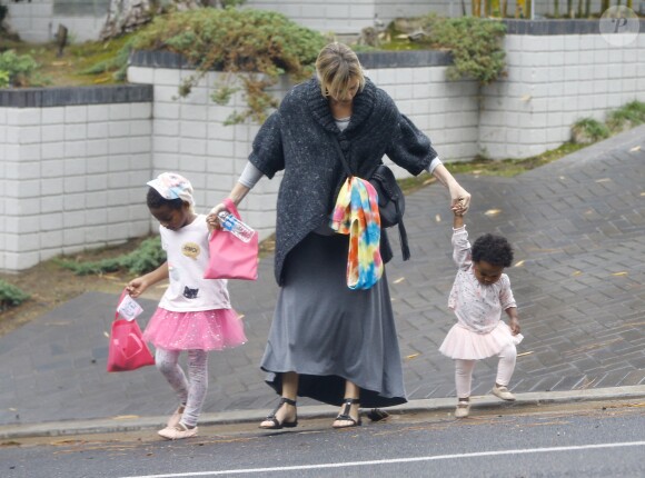 Charlize Theron emmène ses enfants Jackson et August Theron à une fête d'anniversaire privée à Beverly Hills. Le petit Jackson porte encore sa casquette préférée de la reine des neiges. Le 30 octobre 2016