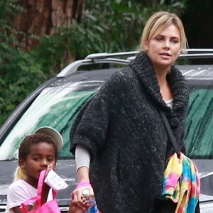 Charlize Theron emmène ses enfants Jackson et August Theron à une fête d'anniversaire privée à Beverly Hills. Le petit Jackson porte encore sa casquette préférée de la reine des neiges. Le 30 octobre 2016