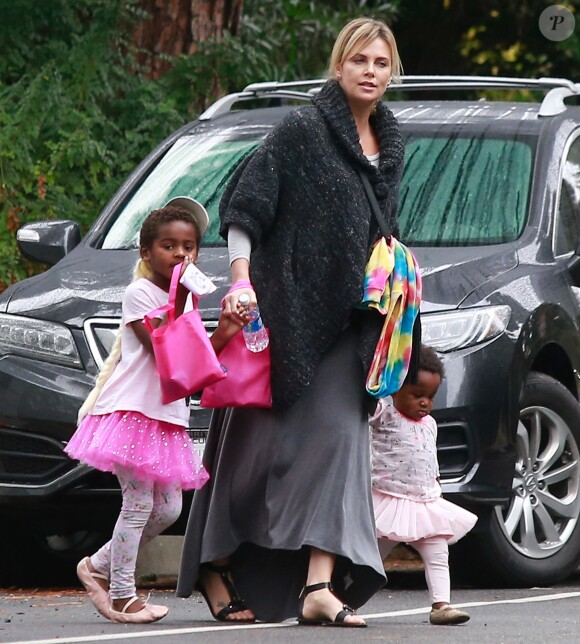Charlize Theron emmène ses enfants Jackson et August Theron à une fête d'anniversaire privée à Beverly Hills. Le petit Jackson porte encore sa casquette préférée de la reine des neiges. Le 30 octobre 2016