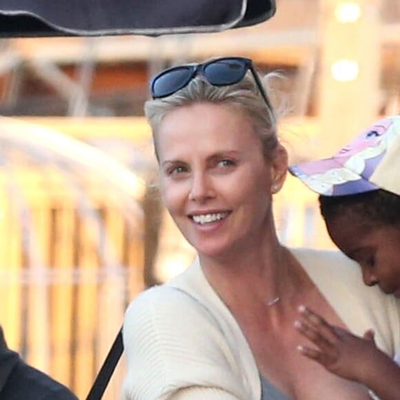 Exclusif - Charlize Theron est allée déjeuner avec ses enfants Jackson et August et s'échappe dans la rue quelques instants pour discuter et plaisanter en FaceTime avec un mystérieux inconnu à Hollywood. Elle s’amuse à faire un doigt d’honneur et envoi un baiser à son interlocuteur avant de raccrocher. Le petit Jackson porte toujours sa casquette fétiche 'reine des neiges' et est habillé en fille. Le 5 juillet 2016