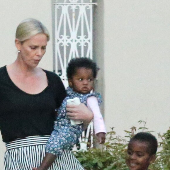 Exclusif - Charlize Theron emmène ses enfants Jackson et August à une fête d'anniversaire à Los Angeles, le 29 mai 2016