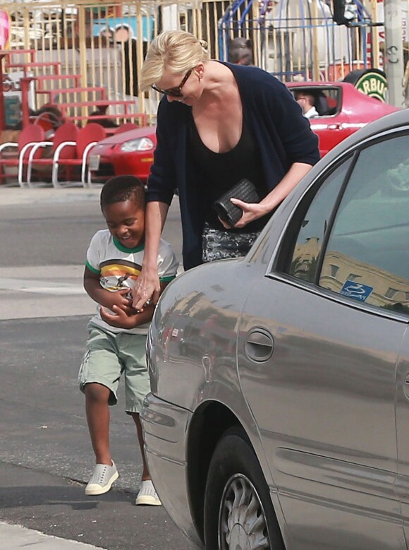 Exclusif - Charlize Theron est allée déjeuner avec son fils Jackson à Los Angeles, le 6 avril 2016