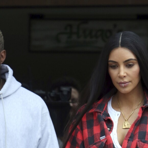 Kim Kardashian et Kanye West retrouvent Kourtney Kardashian pour déjeuner à Calabasas, le 18 janvier 2017.