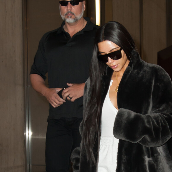 Kim Kardashian marche dans la rue à New York, le 17 janvier 2017.