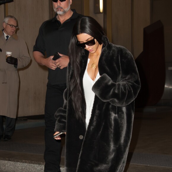 Kim Kardashian marche dans la rue à New York, le 17 janvier 2017.