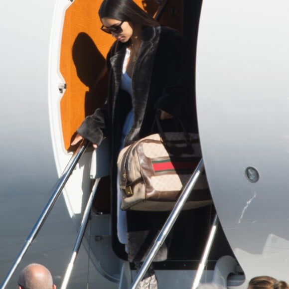 Kim Kardashian arrive en jet privé à Los Angeles, le 17 janvier 2017.