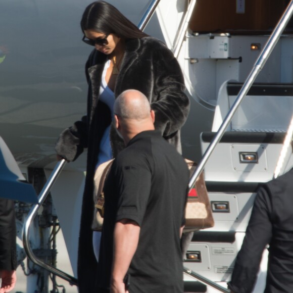 Kim Kardashian arrive en jet privé à Los Angeles, le 17 janvier 2017.