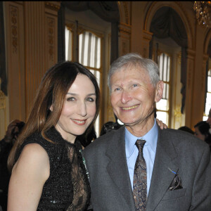 Elsa Zylberstein et son père à Paris le 5 avril 2011.