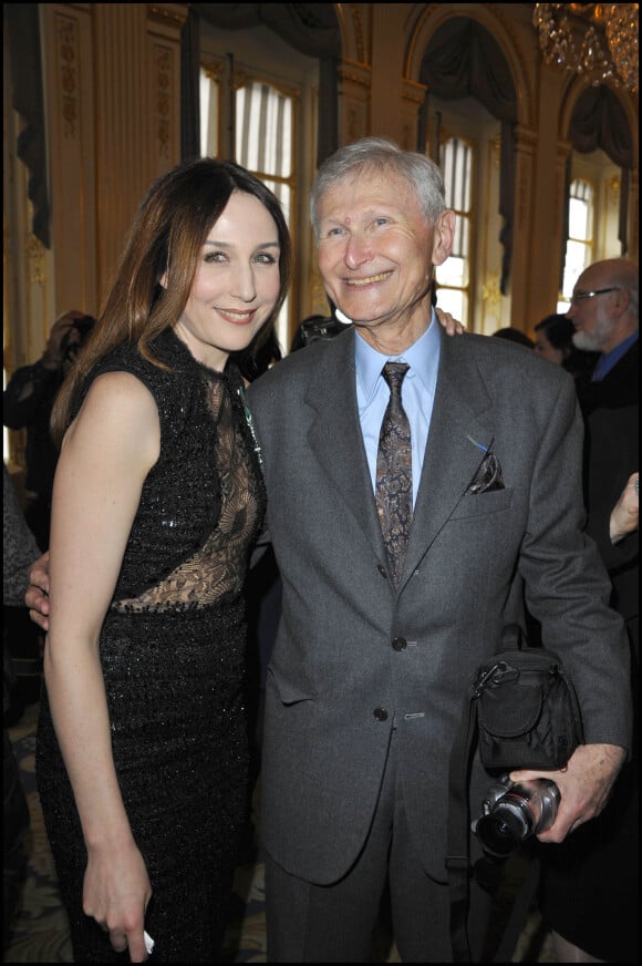 Elsa Zylberstein et son père à Paris le 5 avril 2011.