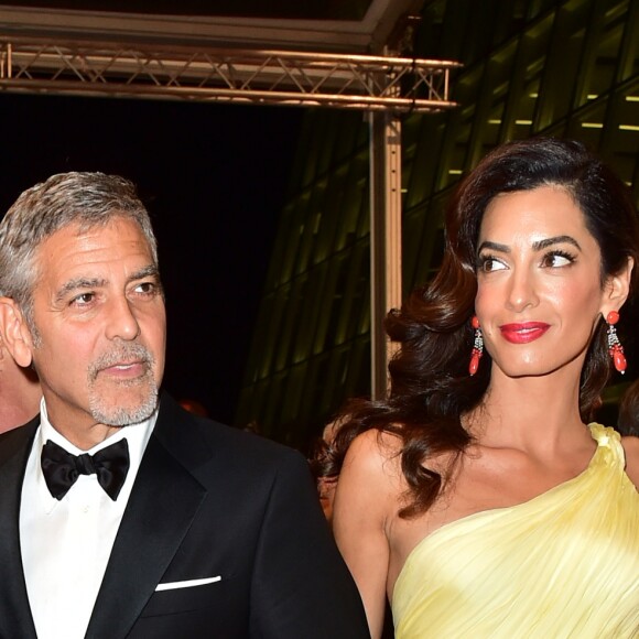 George Clooney et sa femme Amal Alamuddin Clooney (bijoux Cartier) - Descente des marches du film "Money Monster" lors du 69ème Festival International du Film de Cannes. Le 12 mai 2016.