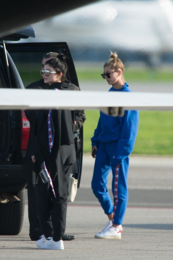 Exclusif - Kylie Jenner et Hailey Baldwin à la descente d'un jet privé sur le tarmac de l'aéroport de Los Angeles, le 18 Janvier 2017.