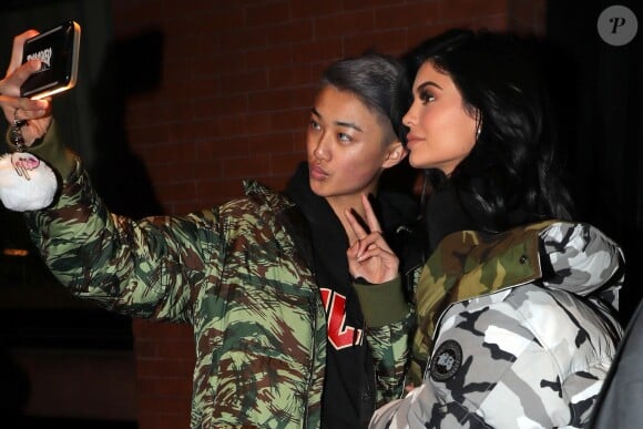 Kylie Jenner fait un selfie avec un fan à la sortie d'un immeuble à New York, le 16 janvier 2017