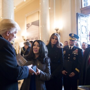 Donald Trump dépose une gerbe sur la tombe du soldat inconnu à Arlington, Virginie, Etats-Unis, le 19 janvier 2017.