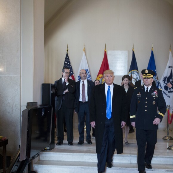 Donald Trump dépose une gerbe sur la tombe du soldat inconnu à Arlington, Virginie, Etats-Unis, le 19 janvier 2017.