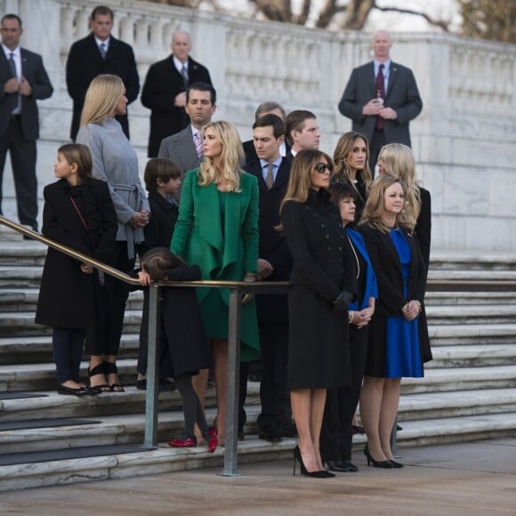 Donald Trump dépose une gerbe sur la tombe du soldat inconnu à Arlington, Virginie, Etats-Unis, le 19 janvier 2017.