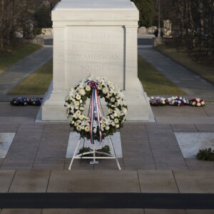 Donald Trump dépose une gerbe sur la tombe du soldat inconnu à Arlington, Virginie, Etats-Unis, le 19 janvier 2017.