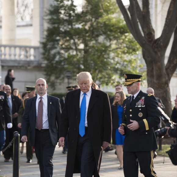 Donald Trump dépose une gerbe sur la tombe du soldat inconnu à Arlington, Virginie, Etats-Unis, le 19 janvier 2017.