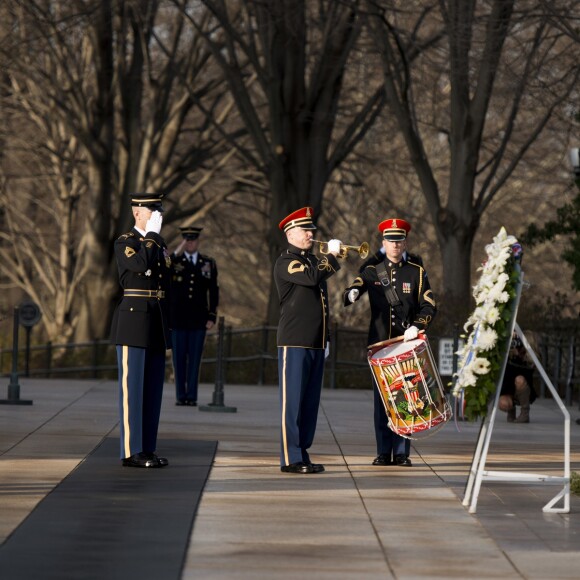 Donald Trump dépose une gerbe sur la tombe du soldat inconnu à Arlington, Virginie, Etats-Unis, le 19 janvier 2017.