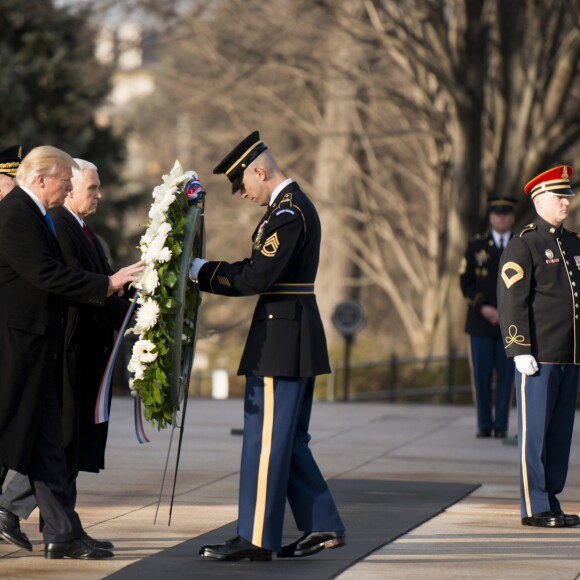 Donald Trump dépose une gerbe sur la tombe du soldat inconnu à Arlington, Virginie, Etats-Unis, le 19 janvier 2017.