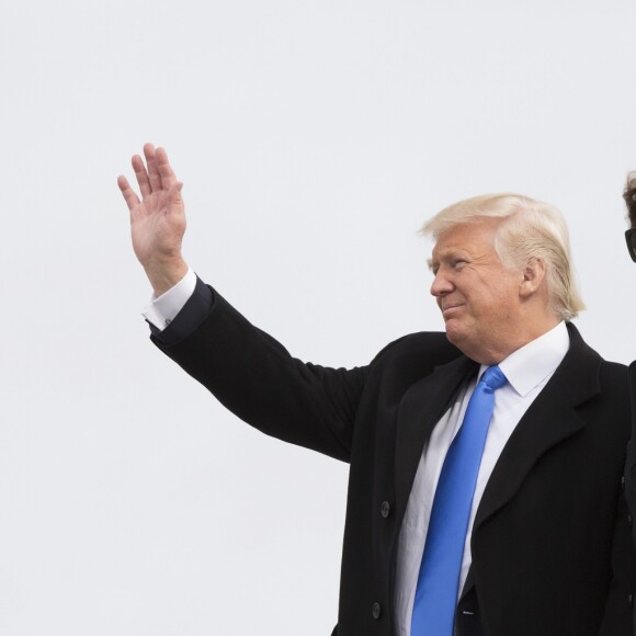 Donald Trump arrive pour son investiture avec sa femme Melania Trump à la Base Air Force Andrews, Maryland, Etats-Unis, le 19 janvier 2017.
